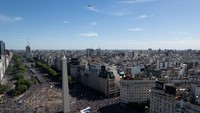 Suasana di Obelisk sama saja, suporter timnas Argentina menyemut di sana. (Anadolu Agency via Getty Images/Anadolu Agency)