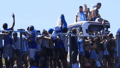 Parade Buenos Aires Menggila, Messi Cs Akhirnya Diangkut Helikopter