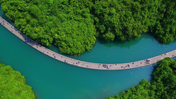 Bukan Lukisan, Intip Indahnya Jalan Terapung Diapit Lembah di China Ini adalah jalan terapung yang ada di China. Pemandangan sekelilingnya tampak sangat memanjakan mata. Begini penampakannya.