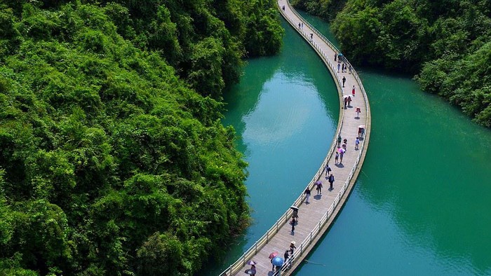 Ini adalah jalan terapung yang ada di China. Pemandangan sekelilingnya tampak sangat memanjakan mata. Begini penampakannya.