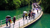 Jalan terapung ini memungkinkan warga untuk melihat-lihat lembah tanpa perahu dayung.
