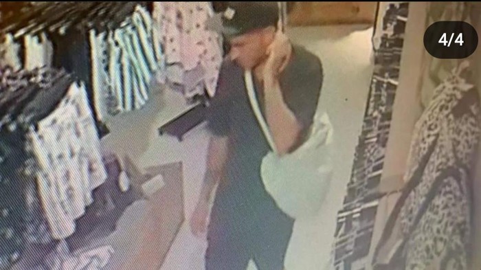 Sosok bule terduga pelaku pencurian baju tertangkap CCTV dan viral di media sosial