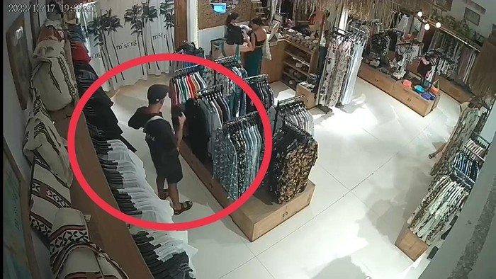 Penampakan pria bule diduga memasukkan baju curian ke dalam tas di salah satu toko di kawasan Batu Mejan, Canggu, Kuta Utara, Badung terekam CCTV.
