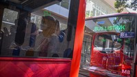Para penumpang menunggu keberangkatan bus listrik. Kementerian Perhubungan memberikan bantuan sebanyak delapan unit bus listrik di Kota Bandung. 
