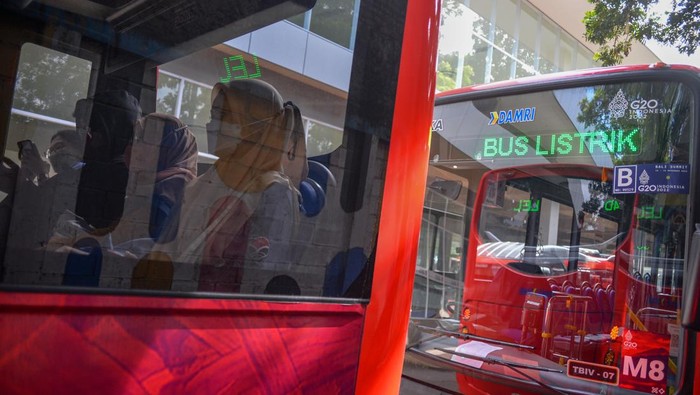 Bus Listrik di Bandung Mulai Diuji Coba Petugas mengisi daya bus listrik di Terminal Leuwipanjang, Bandung, Jawa Barat, Rabu (21/12/2022). Kementerian Perhubungan memberikan bantuan sebanyak delapan unit bus listrik di Kota Bandung yang telah diuji coba melalui rute Terminal Leuwipanjang-Dago dengan tarif Rp4.900. ANTARA FOTO/Raisan Al Farisi/foc.