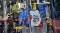 Bus listrik ini dilengkapi barcode QRIS. Bagi para penumpang yang akan menaiki bus ini, akan dikenakan tarif sebesar Rp4.900.