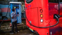 Seorang petugas mengisi daya bus listrik di Terminal Leuwipanjang, Bandung. Bus telah diuji coba melalui rute Terminal Leuwipanjang-Dago.
