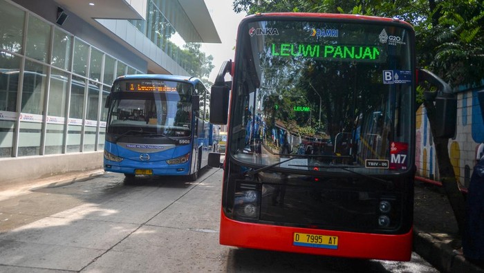 Bus Listrik di Bandung Mulai Diuji Coba Petugas mengisi daya bus listrik di Terminal Leuwipanjang, Bandung, Jawa Barat, Rabu (21/12/2022). Kementerian Perhubungan memberikan bantuan sebanyak delapan unit bus listrik di Kota Bandung yang telah diuji coba melalui rute Terminal Leuwipanjang-Dago dengan tarif Rp4.900. ANTARA FOTO/Raisan Al Farisi/foc.