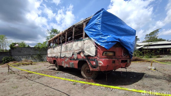 Bus mangkrak di Kota Blitar dibakar