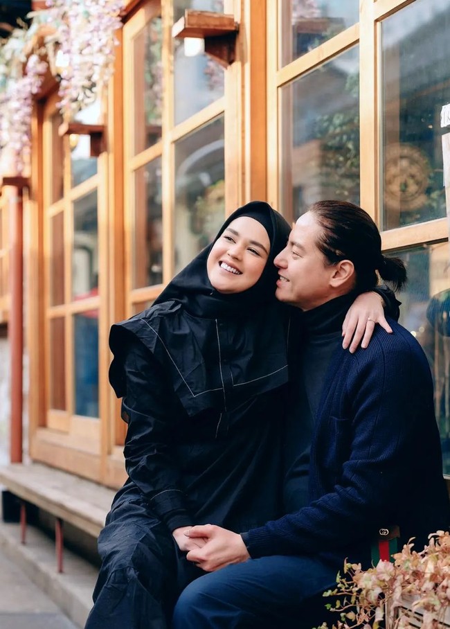 Tampil mesra dan selalu lengket, keduanya tampak pose berpangkuan. Kemesraan Cut Meyriska dan Roger pun jadi bak yang ada di drama Korea. Foto: Instagram/@cutratumeyriska