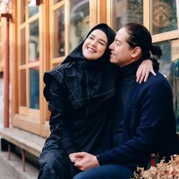 Tampil mesra dan selalu lengket, keduanya tampak pose berpangkuan. Kemesraan Cut Meyriska dan Roger pun jadi bak yang ada di drama Korea. Foto: Instagram/@cutratumeyriska