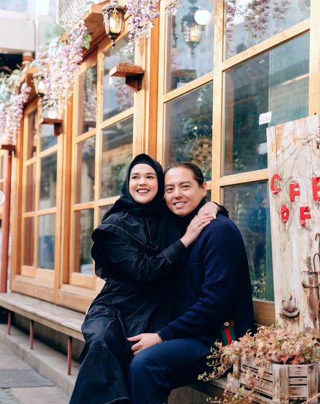 Melihat kemesraan antara Cut Meyriska dan Roger membuat tak sedikit netizen juga jadi ikutan baper. MasyaAllah soo sweet, komentar salah seorang netizen. Mereka pun mendoakan agar Cut Meyriska dan Roger selalu langgeng. Foto: Instagram/@cutratumeyriska