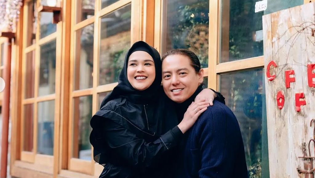 Video: Cerita Roger Danuarta-Cut Meyriska Terjun ke Dunia Live Shopping