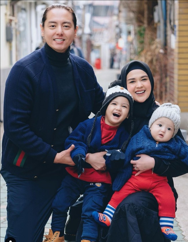 Tak hanya pergi berdua saja, Cut Meyriska dan Roger juga membawa serta kedua putra mereka. Terlihat keempatnya begitu bahagia bisa menghabiskan waktu bersama-sama. Foto: Instagram/@cutratumeyriska