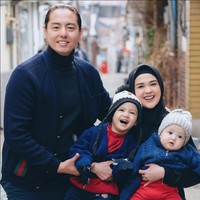 Tak hanya pergi berdua saja, Cut Meyriska dan Roger juga membawa serta kedua putra mereka. Terlihat keempatnya begitu bahagia bisa menghabiskan waktu bersama-sama. Foto: Instagram/@cutratumeyriska