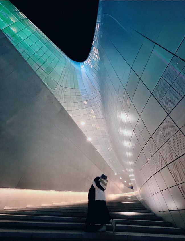 Selama di Korea Cut Meyriska dan Roger mengunjungi berbagai tempat, salah satunya tempat syuting film Vincenzo. Di sana keduanya kembali memamerkan momen mesra saat mereka berpelukan. Foto: Instagram/@cutratumeyriska