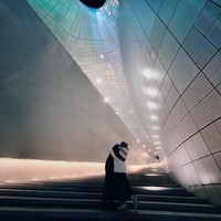 Selama di Korea Cut Meyriska dan Roger mengunjungi berbagai tempat, salah satunya tempat syuting film Vincenzo. Di sana keduanya kembali memamerkan momen mesra saat mereka berpelukan. Foto: Instagram/@cutratumeyriska