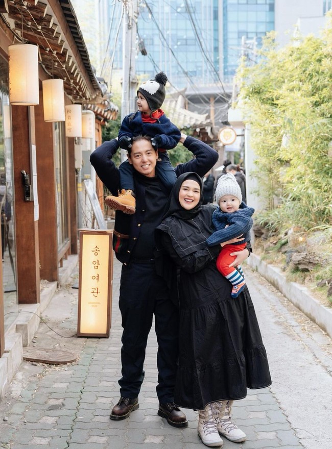 Paras kedua putra Cut Meyriska dan Roger pun tak luput dari perhatian. Tak sedikit netizen yang memuji ketampanan dan kelucuan kedua putra Cut Meyriska dan Roger. Foto: Instagram/@cutratumeyriska