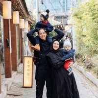 Paras kedua putra Cut Meyriska dan Roger pun tak luput dari perhatian. Tak sedikit netizen yang memuji ketampanan dan kelucuan kedua putra Cut Meyriska dan Roger. Foto: Instagram/@cutratumeyriska