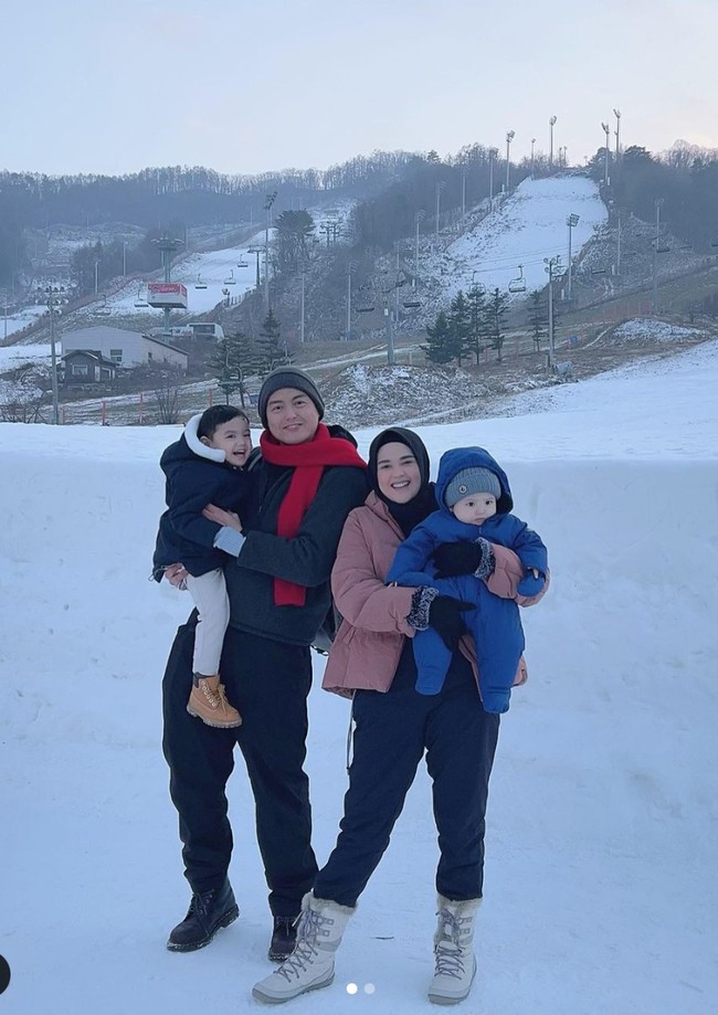 Pasangan tersebut juga tak menyia-nyiakan kesempatan untuk bermain salju di Phoenix Snow Park. Saat ini Cut Meyriska dan keluarganya sendiri diketahui telah melanjutkan liburannya ke Jepang. Foto: Instagram/@cutratumeyriska