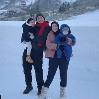 Pasangan tersebut juga tak menyia-nyiakan kesempatan untuk bermain salju di Phoenix Snow Park. Saat ini Cut Meyriska dan keluarganya sendiri diketahui telah melanjutkan liburannya ke Jepang. Foto: Instagram/@cutratumeyriska