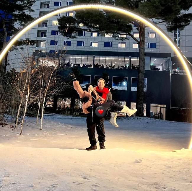 Begini potret kemesraan Cut Meyriska dan Roger saat berada di Korea Selatan. Terlihat bak pengantin baru bukan? Foto: Instagram/@cutratumeyriska