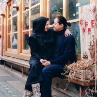 Sudah lama menikah namun Cut Meyriska dan Roger Danuarta masih selalu terlihat mesra bak pengantin baru. Foto-foto kemesraan keduanya saat berada di Korea pun berhasil mencuri atensi netizen. Foto: Instagram/@cutratumeyriska