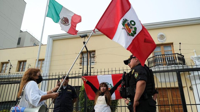 Demonstrators stand outside the Mexican embassy after Mexicos Foreign Minister Marcelo Ebrard said that Mexico has granted asylum to the family of former Peruvian President Pedro Castillo, in Lima, Peru December 20, 2022. REUTERS/Liz Tasa
