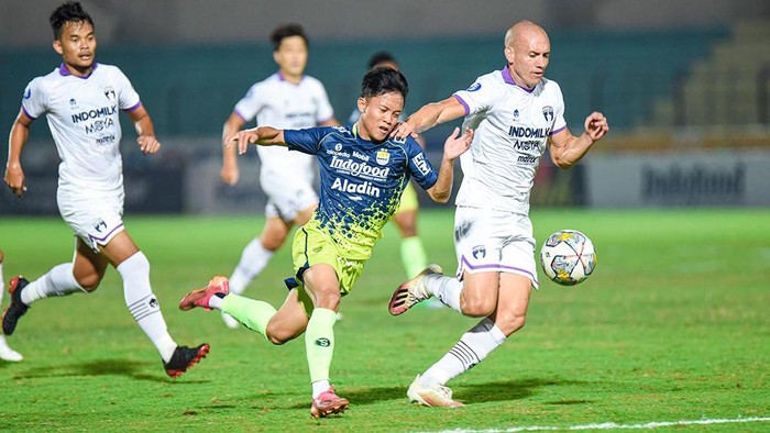 Duel pemain Persib vs Persita.