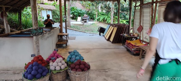 Di Elephant Poopoopaper Park wisatawan bisa mengetahui informasi sekaligus praktek langsung membuat kertas dari kotoran gajah yang ramah lingkungan. Tentunya dengan panduan dari petugas yang sudah ahli. Di Elephant Poopoopaper Park wisatawan bisa mengetahui informasi sekaligus praktek langsung membuat kertas dari kotoran gajah yang ramah lingkungan. Tentunya dengan panduan dari petugas yang sudah ahli.