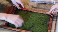 Di sini dijelaskan sejarah pembuatan kertas dan kerajinan tangan tradisional Chiang Mai. Sambil belajar, traveler juga boleh kalau mau foto-foto.