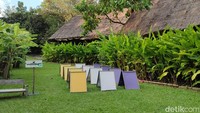 Menjemur kertas yang akan dibuat kerajinan di Elephant Poopoopaper Park.