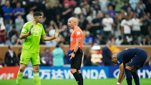 Emiliano Martinez goalkeeper of Argentina and Aston Villa speaks with the referee Szymon Marciniak during the FIFA World Cup Qatar 2022 Final match between Argentina and France at Lusail Stadium on December 18, 2022 in Lusail City, Qatar. (Photo by Jose Breton/Pics Action/NurPhoto via Getty Images)