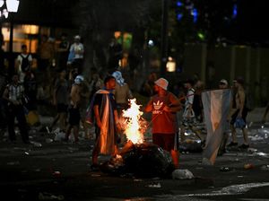 Parade Argentina Juara Piala Dunia Ricuh, Massa Saling Lempar Batu