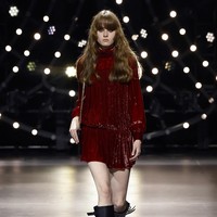 Inilah koleksi terbaru Celine Fall/Winter 2023 yang di gelar di The Wiltern Theatre, Los Angeles. Foto: Frazer Harrison/Getty Images.