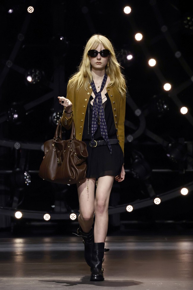 Inilah koleksi terbaru Celine Fall/Winter 2023 yang di gelar di The Wiltern Theatre, Los Angeles. Foto: Frazer Harrison/Getty Images.