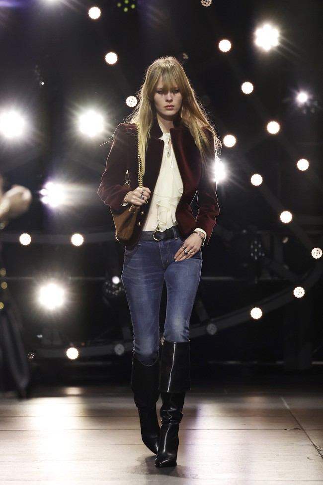 Inilah koleksi terbaru Celine Fall/Winter 2023 yang di gelar di The Wiltern Theatre, Los Angeles. Foto: Frazer Harrison/Getty Images.