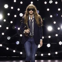 Inilah koleksi terbaru Celine Fall/Winter 2023 yang di gelar di The Wiltern Theatre, Los Angeles. Foto: Frazer Harrison/Getty Images.