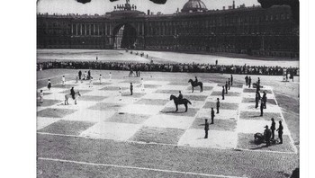 Catur manusia dimainkan 100 tahun lalu di Leningrad, Uni Soviet. Foto: Twitter/HistoricalStuff