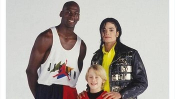 Ketika tiga ikon era 90-an dalam satu frame. Pebasket Michael Jordan, aktor cilik Macaulay Culkin dan penyanyi Michael Jordan. Kamu mengidolakan yang mana? Foto: Twitter/HistoricalStuff