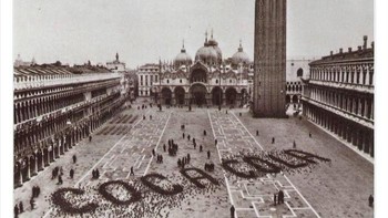 Iklan oleh Coca Cola di mana biji-bijian disebarkan untuk merpati di Alun-alun Santo Markus, Venisia, Italia pada tahun 1960. Foto: Twitter/HistoricalStuff