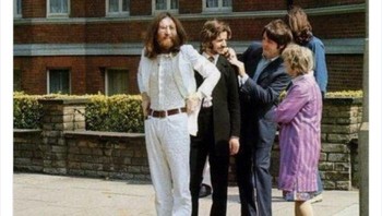 Momen The Beatles bersiap menyeberangi Abbey Road di 1969. Hasilnya nanti adalah foto ikonik yang dikenang sepanjang masa. Foto: Twitter/HistoricalStuff