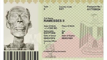 Pada tahun 1974, Firaun Ramses II yang legendaris mengeluarkan paspor Mesir yang sah sehingga muminya yang berusia 3.000 tahun dapat diterbangkan ke Paris untuk perbaikan yang diperlukan. Foto: Twitter/HistoricalStuff