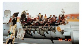 28 April 1988: Atap pesawat jet Aloha Airlines robek di udara pada ketinggian 24.000 kaki, tetapi pesawat masih berhasil mendarat dengan selamat! Foto: Twitter/HistoricalStuff