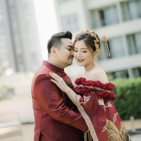 Nex Carlos dikenal dengan jargonnya yaitu Makan cuyy!. Ciri khas dari kanalnya adalah segmen Makan Keliling Indonesia. Foto: Dok. Instagram @solemnstudios dan @cynthiatan_.