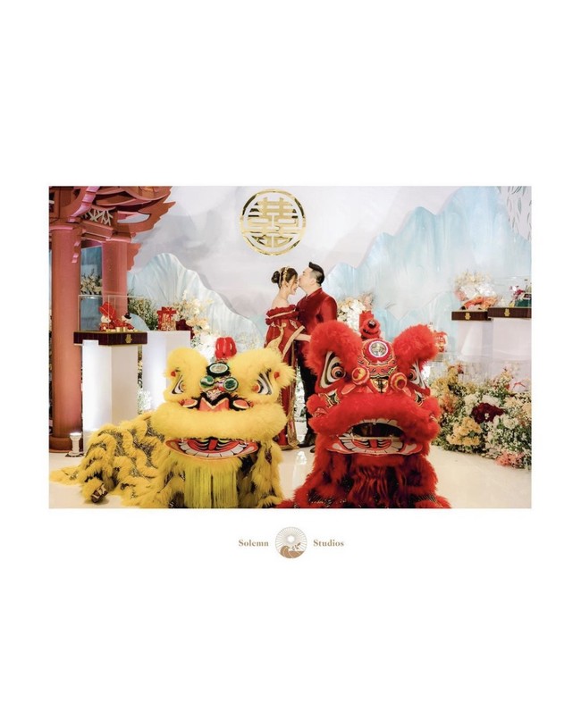 Nex Carlos dan Vienesca mengungkapkan tradisi Sangjit yang mereka lalui. Tradisi Sangjit dilakukan setelah lamaran pernikahan calon mempelai pria kepada calon mempelai wanita telah disetujui oleh kedua belah pihak keluarga. Selama Sangjit, calon pengantin pria membawakan hadiah pernikahan untuk calon pengantin wanita. Selangkah lebih dekat ke hari✨ pernikahan kami, tulis akun Instagram @nexcarlos dan @vienesca. Foto: Dok. Instagram @solemnstudios dan @cynthiatan_.