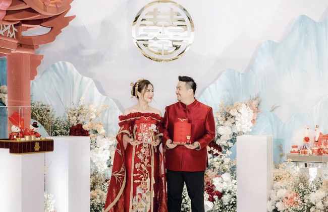 Sangjit merupakan tradisi lamaran dan seserahan dalam budaya Tionghoa. Saat melakukan sangjit, Vienesca Laurencia memakai hair piece dan fan dari Leciel Design dan cheongsam karya perancang busana Cynthia Tan. Sedangkap Nex Carlos mengenakan cheongsam dari Jonathan Wongso dan Wong Hang Tailor. Foto: Dok. Instagram @solemnstudios dan @cynthiatan_.