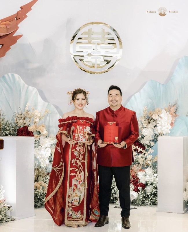 Youtuber dan Food Vlogger Nex Carlos dan kekasihnya Vienesca Laurencia baru saja menjalani tradisi Sangjit pada 17 Desember 2022. Keduanya terlihat serasi mengenakan busana serba merah. Foto: Dok. Instagram @solemnstudios dan @cynthiatan_.