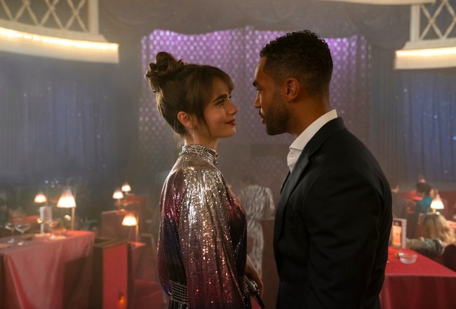 Lucien Laviscount, pemeran Alvie, mengaku selalu terpukau dengan gaya busana Lily Collins di lokasi syuting Emily in Paris 3. “Saya sampai menahan napas sesaat,” puji aktor asal Inggris itu kepada Page Six. (Foto: Dok. Netflix)