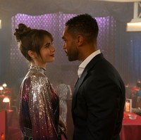 Lucien Laviscount, pemeran Alvie, mengaku selalu terpukau dengan gaya busana Lily Collins di lokasi syuting Emily in Paris 3. “Saya sampai menahan napas sesaat,” puji aktor asal Inggris itu kepada Page Six. (Foto: Dok. Netflix)